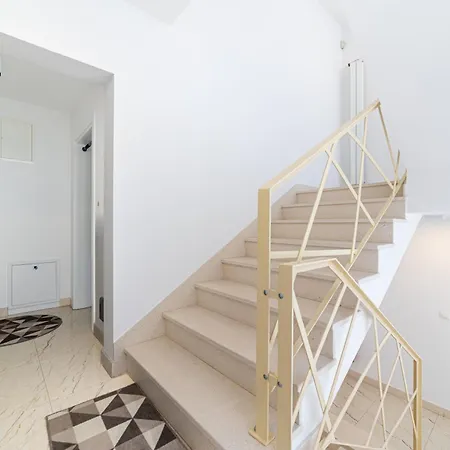 Luxury Mejtas Hills - Old Town 아파트호텔 4*