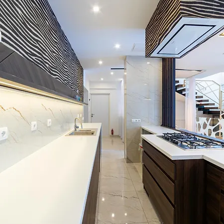 Luxury Mejtas Hills - Old Town 4*